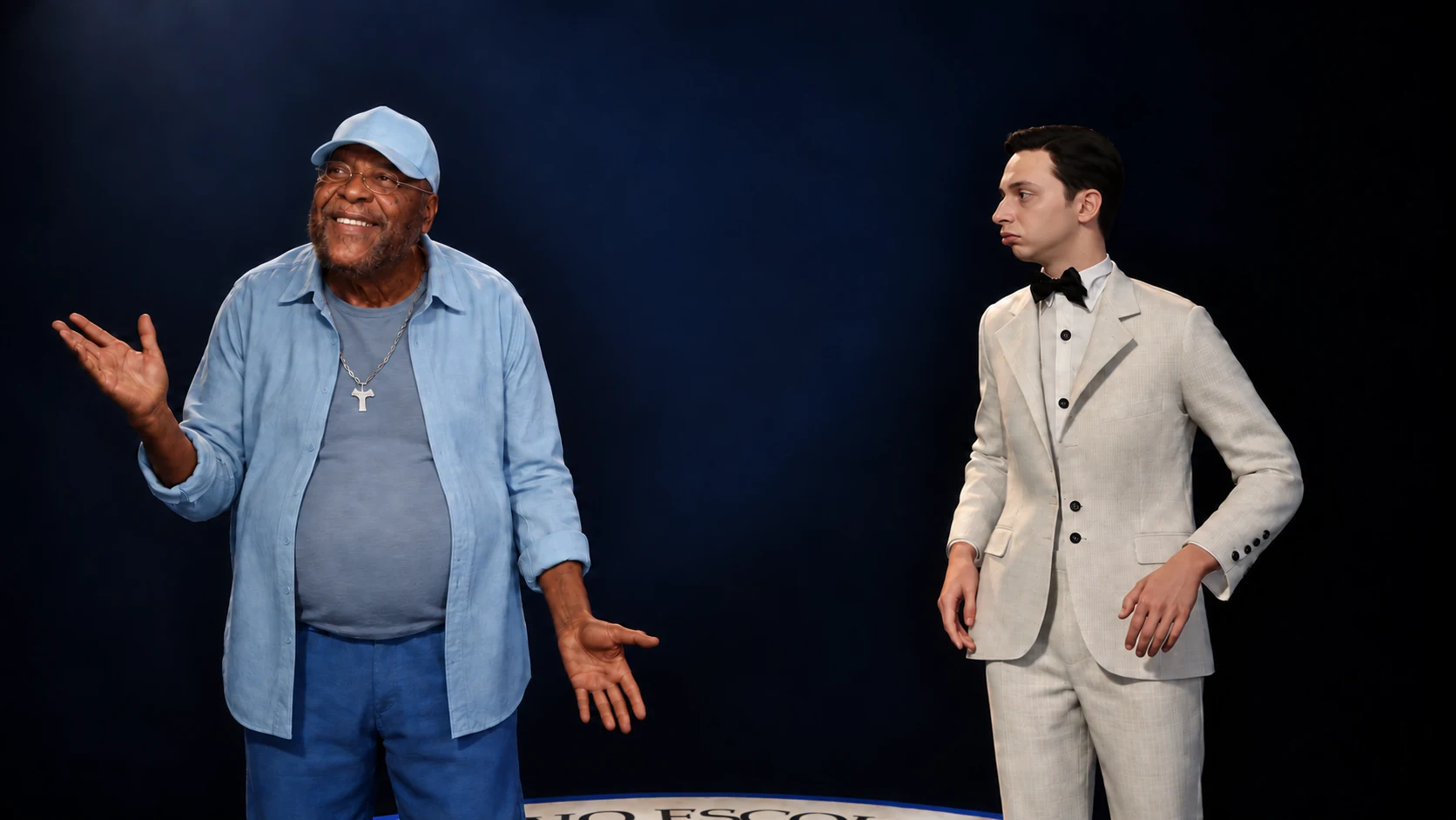 Martinho sorri e gesticula ao lado de Noel no cenário digital.