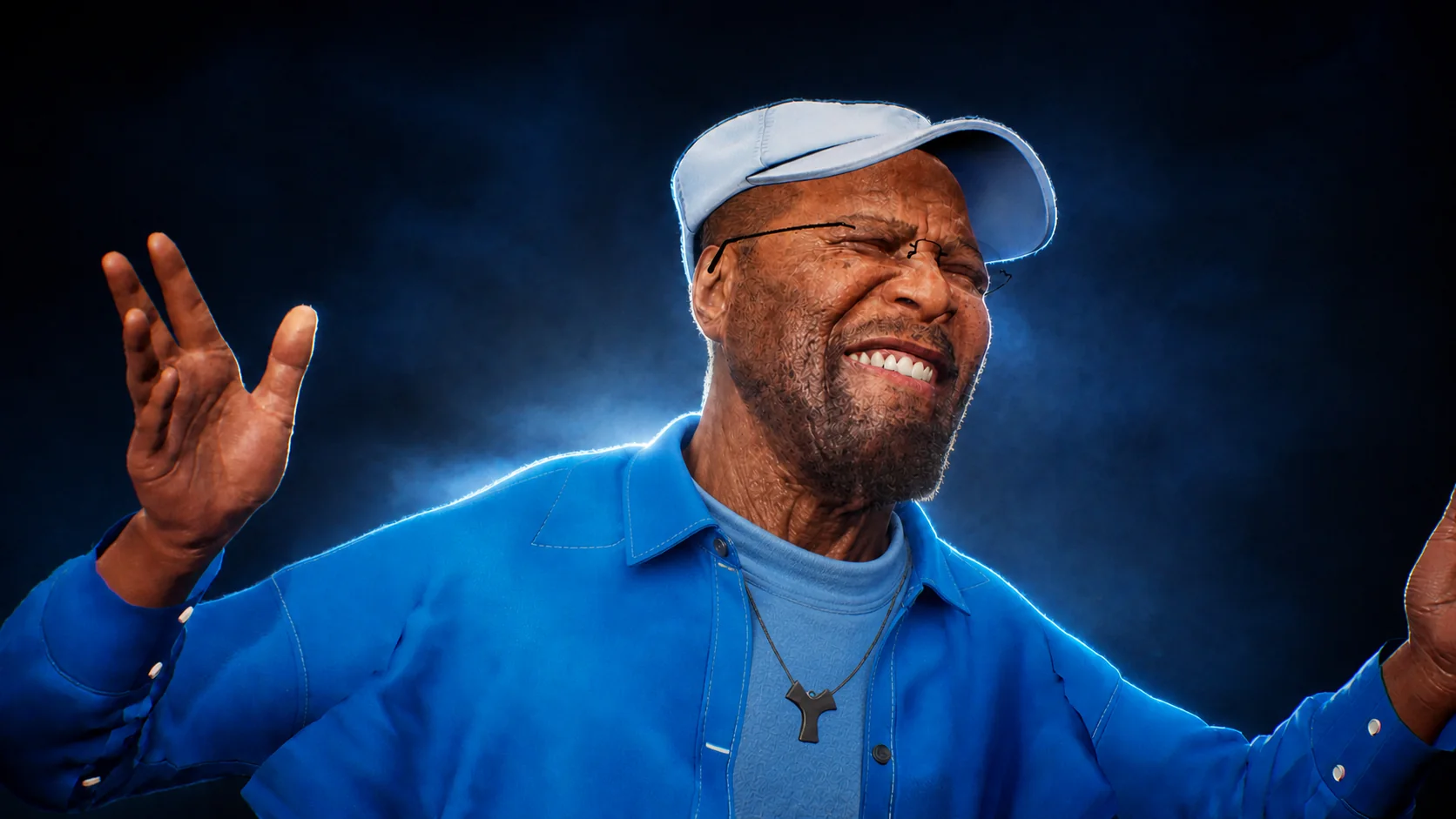 Martinho da Vila de boné e camisa azul, cantando com os braços abertos.