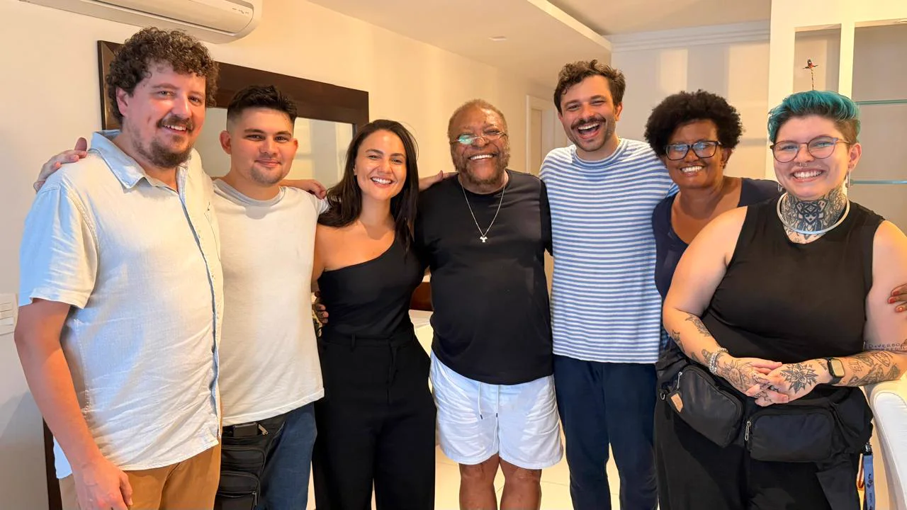 Martinho da Vila com a equipe durante a produção do Encontro de Gigantes.